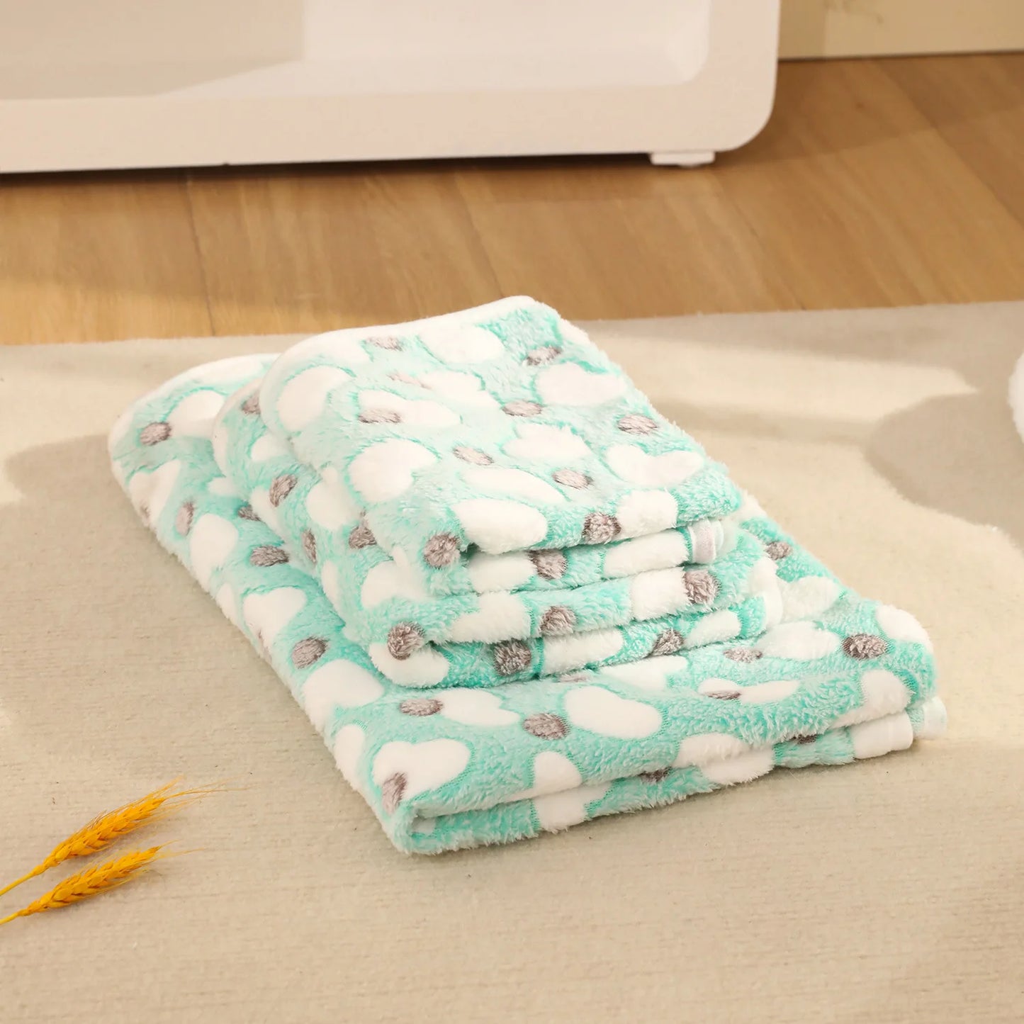 High Quality Soft Fluffy Pet Blanket Cute Dog Cat Paw Print Thick Coral Fleece Blankets Pet Mat Warm and Comfortable Thermal Pad